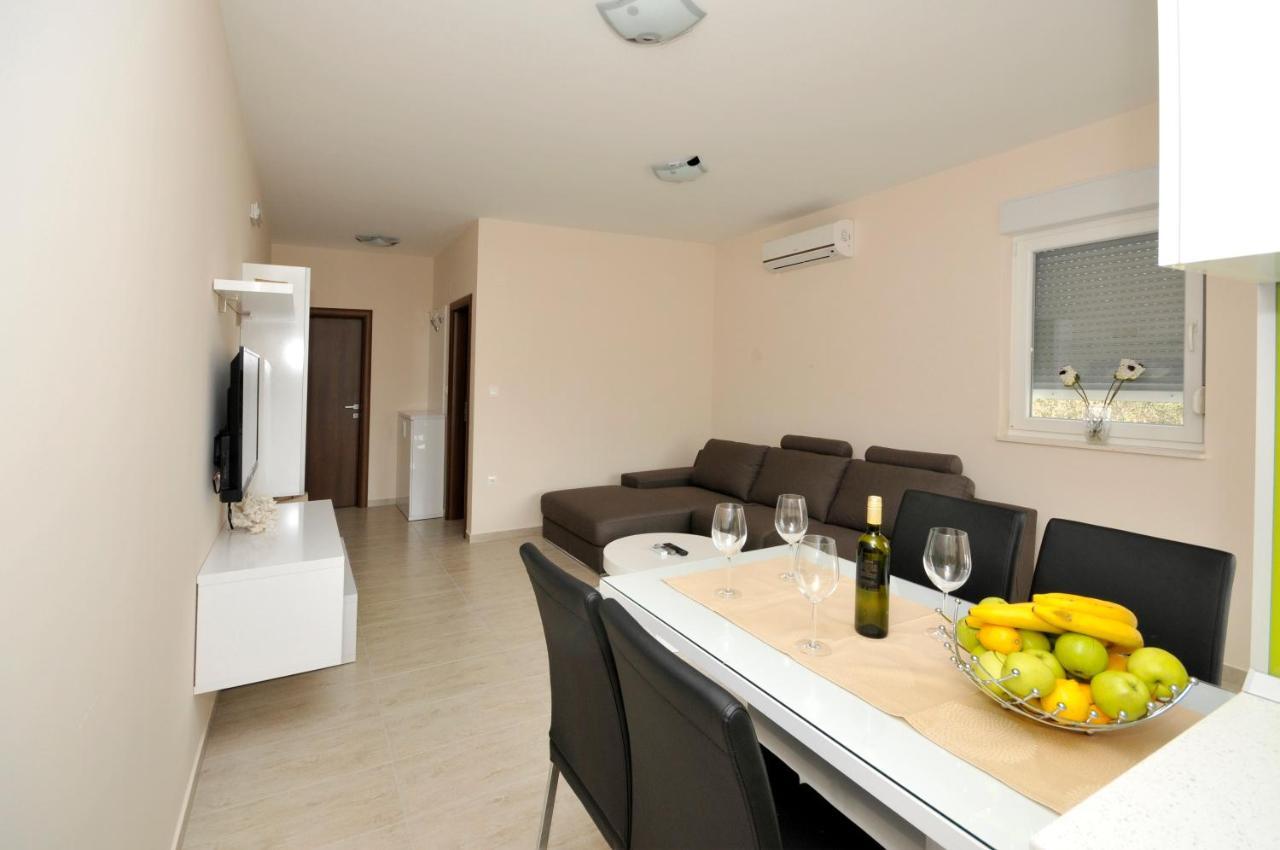 Apartments Villa Theodor Округ Горни Екстериор снимка